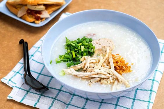 Cháo thịt gà rất giàu dinh dưỡng, người bị gout nên ăn vào buổi sáng