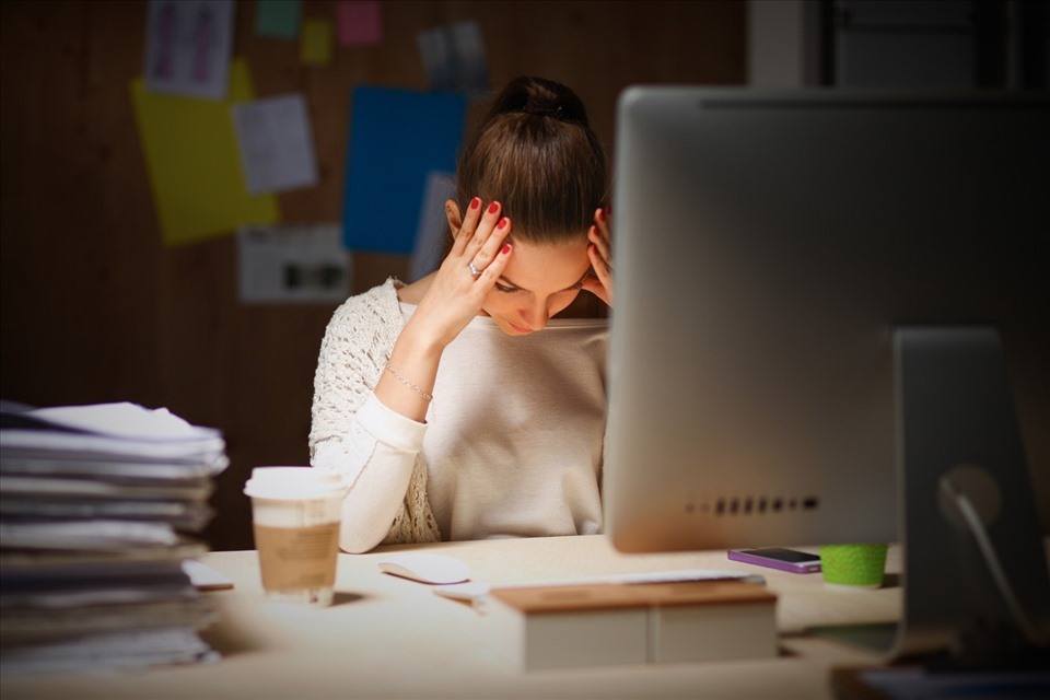 Không nên làm việc quá sức, thức quá khuya để tránh hưởng đến bệnh